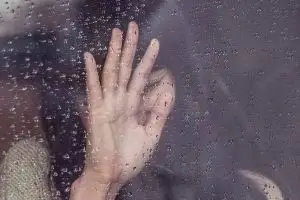 depression-woman-rainy-window